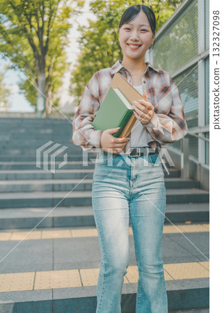 女大學生 大學生 笑容 132327098