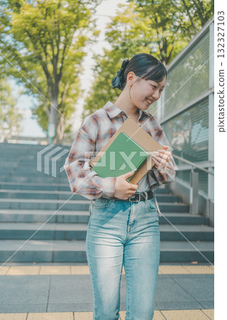 女大學生 大學生 學校通勤 132327103