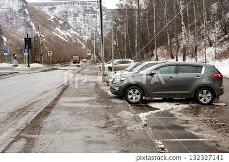 Cars parked near the national park in winter. 132327141