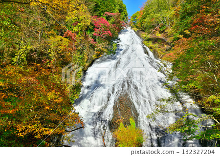 歐日光三大名瀑之一的湯滝瀑布的紅葉 132327204