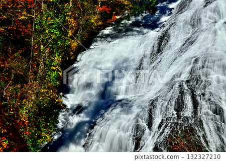 歐日光三大名瀑之一的湯滝瀑布的紅葉 132327210