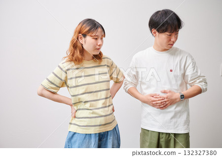 Couple facing each other, pregnant woman, maternity 132327380