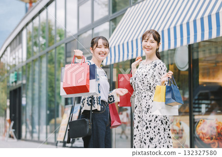 年輕女性購物 132327580