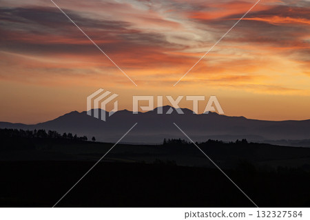 Sunrise over the Daisetsuzan mountain range Sunrise over the Daisetsuzan mountain range 132327584