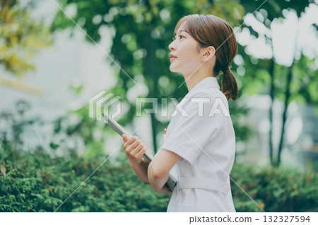 一名女護士的肖像 132327594