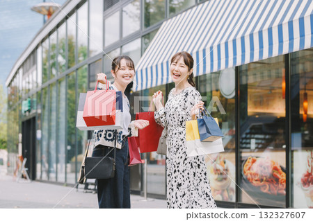 年輕女性購物 132327607