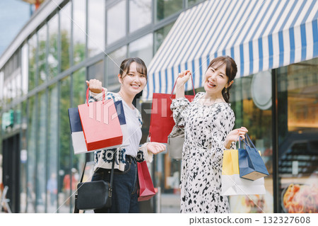 年輕女性購物 132327608