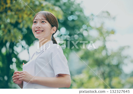 一名女護士的肖像 132327645