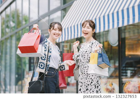 年輕女性購物 年輕女性購物 132327653