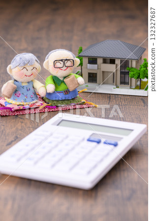 一對老夫婦和他們的微型房子(+計算器) 一對老夫婦和他們的微型房子(+計算器) 132327687