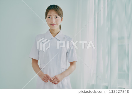 站在窗邊的女護士 132327848