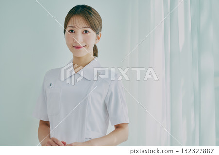 站在窗邊的女護士 132327887