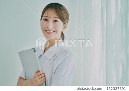 站在窗邊的女護士 132327891