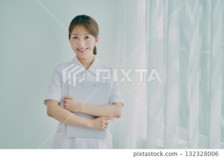 Female nurse standing by the window 132328006