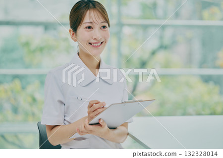 一名女護士正在檢查一名病人 一名女護士正在檢查一名病人 132328014