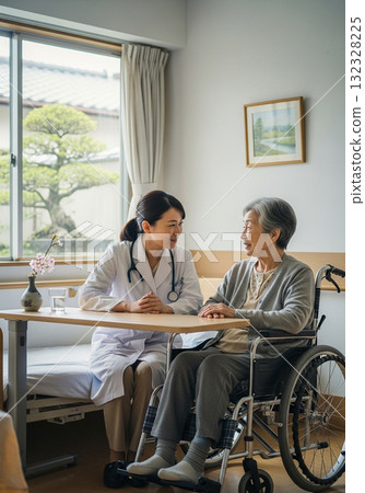 女醫生為老人進行細緻檢查與諮詢 女醫生為老人進行細緻檢查與諮詢 132328225