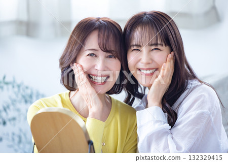 母親和女兒的美麗肖像 132329415