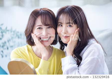 母親和女兒的美麗肖像 132329416