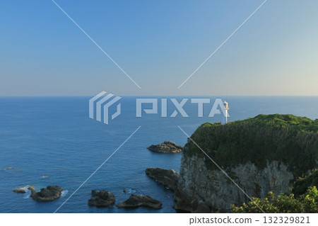 A view of Cape Ashizuri Lighthouse in Kochi, overlooking the majestic Pacific Ocean 132329821