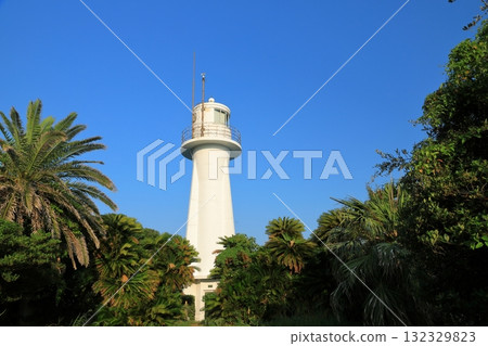 高知縣的足摺岬燈塔在湛藍的天空下格外醒目 132329823