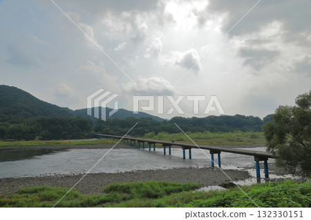 雙人摩托車穿越四萬十川佐田大橋的場景 132330151