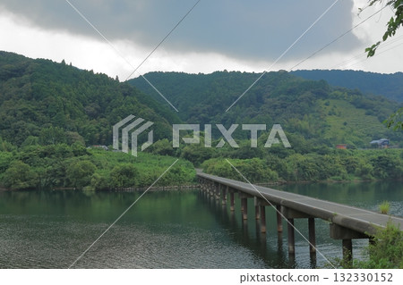 清澈的四萬十川上三里橋的景色 132330152