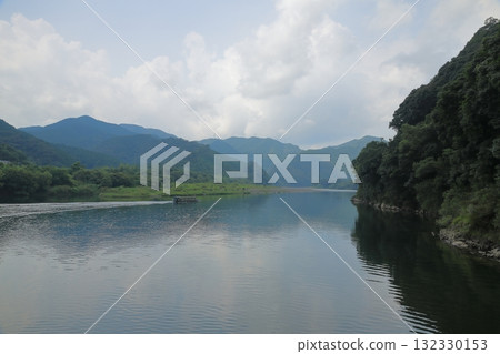 從三里沉下橋眺望四萬十川的遊覽船 132330153