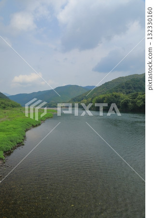 四萬十川清澈見底,從高瀨橋上就能看到河床 四萬十川清澈見底,從高瀨橋上就能看到河床 132330160