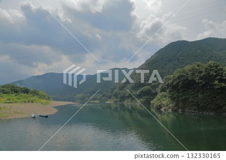 The Shimanto River, with the mountain shadows reflected on its surface, seen from Katsuma Submerged Bridge 132330165
