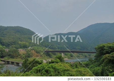 四萬十川上游的景色，兩座橋並排而立 132330183
