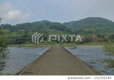 A view of Nakahanya Submerged Bridge over the upper reaches of the Shimanto River A view of Nakahanya Submerged Bridge over the upper reaches of the Shimanto River 132330184
