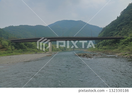 View of the two bridges over the Shimanto River from Nakahanya Submerged Bridge 132330186