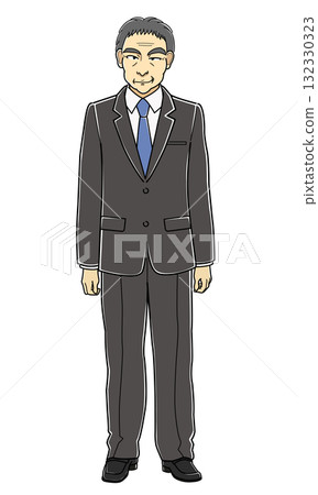 一名穿著西裝的中年男子站在那裡，臉上帶著一絲笑意 132330323