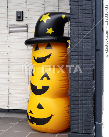 房子入口處的萬聖節裝飾 132330432