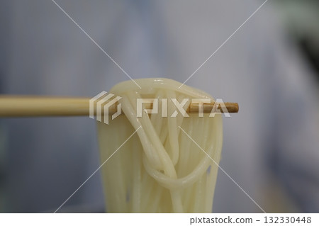 用筷子夾起閃亮的烏龍麵 用筷子夾起閃亮的烏龍麵 132330448