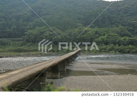 橫跨四萬十川上游的半沉式橋 132330458