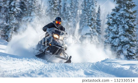 一位冒險家駕駛雪地摩托車在雪地上飛馳 132330514
