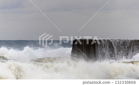 波濤洶湧的大海和巨浪拍打防波堤的景色 波濤洶湧的大海和巨浪拍打防波堤的景色 132330608