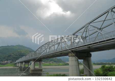 仁淀川清澈的河水和橫跨其間的仁淀川大橋 仁淀川清澈的河水和橫跨其間的仁淀川大橋 132330642