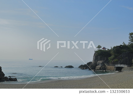 桂濱龍王岬美麗的海浪拍打著海岸 132330653