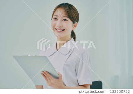 提供諮詢的女護士 提供諮詢的女護士 132330732