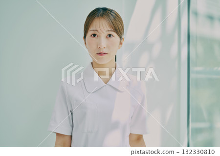 站在窗邊的女護士 132330810