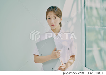 站在窗邊的女護士 132330811