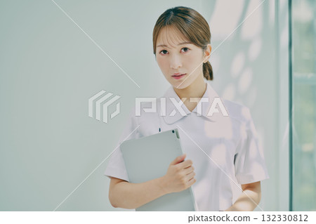 站在窗邊的女護士 132330812