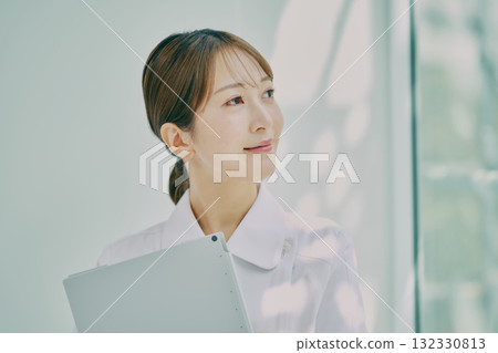 站在窗邊的女護士 132330813