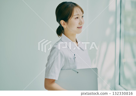 站在窗邊的女護士 132330816