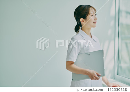 站在窗邊的女護士 132330818