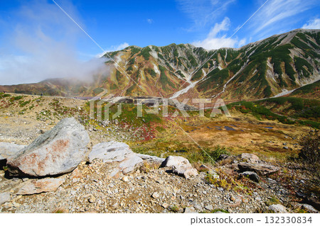 富山縣立山黑部阿爾卑斯山脈路線室堂平的秋葉美景 富山縣立山黑部阿爾卑斯山脈路線室堂平的秋葉美景 132330834