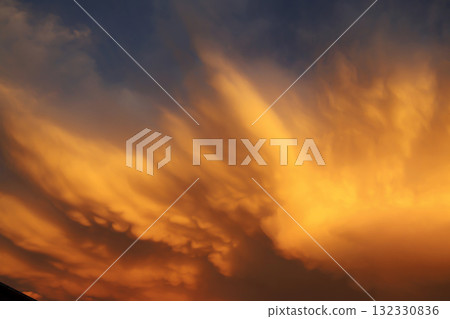 夕陽照亮的雲朵 132330836