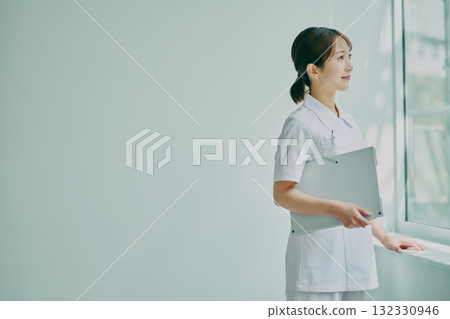 站在窗邊的女護士 132330946